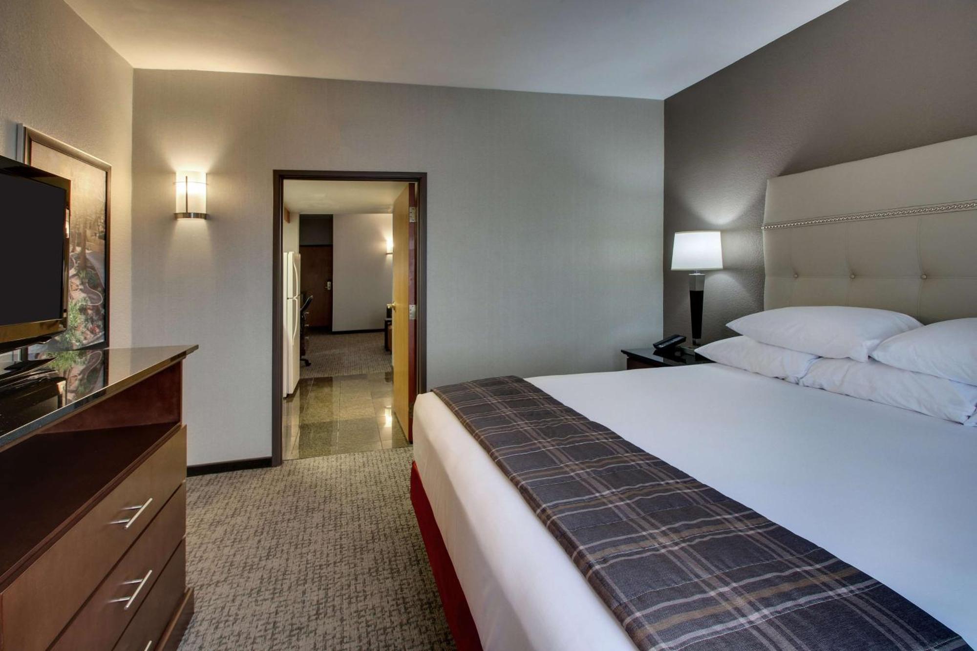 Hotel Drury & Northwest Medical Center