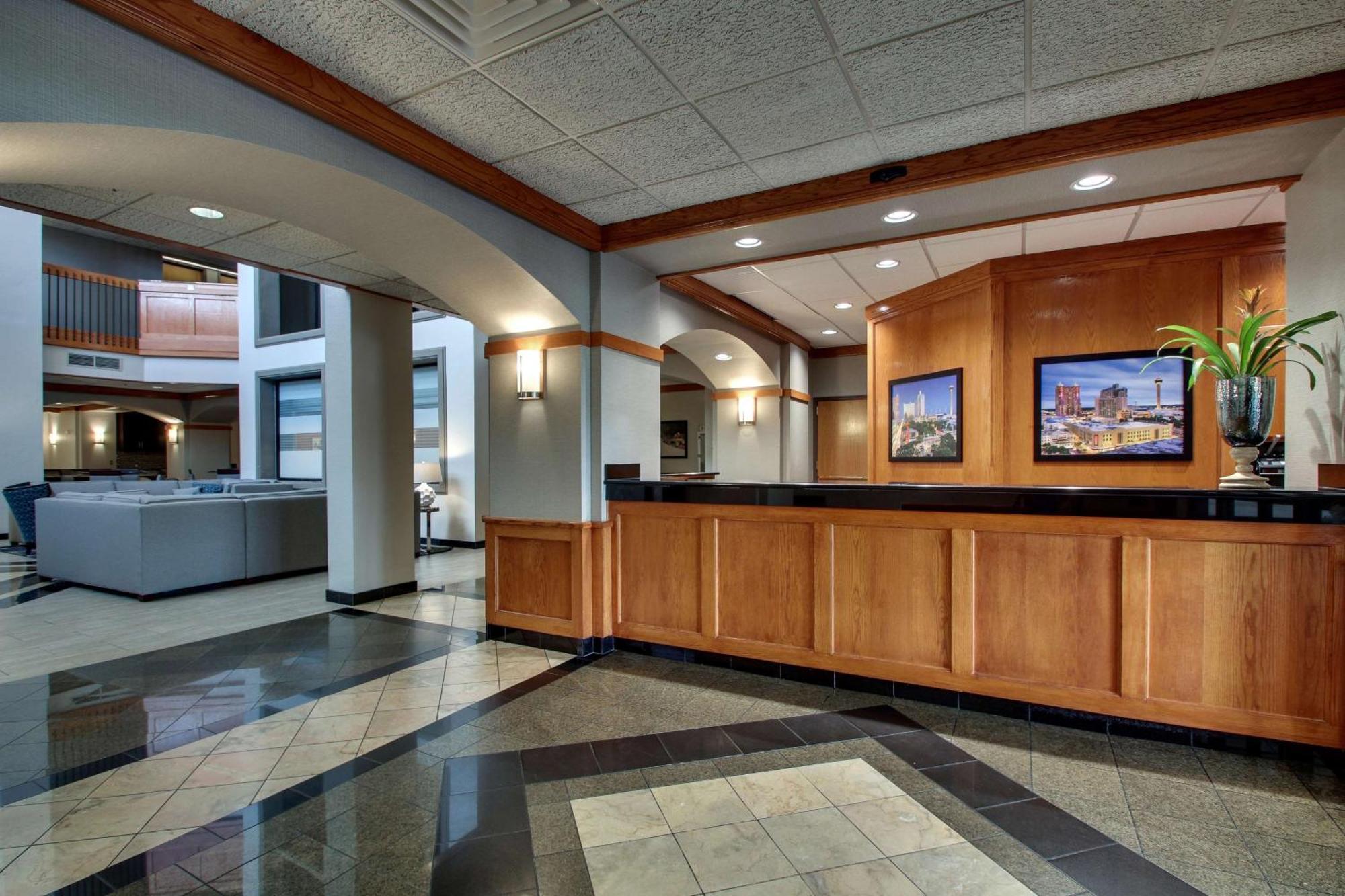 Hotel Drury & Northwest Medical Center 3*
